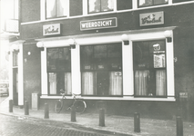 861634 Gezicht op de zijgevel van het pand Oudegracht 1 (café Weerdzicht) in Wijk C te Utrecht, in de Oranjestraat.